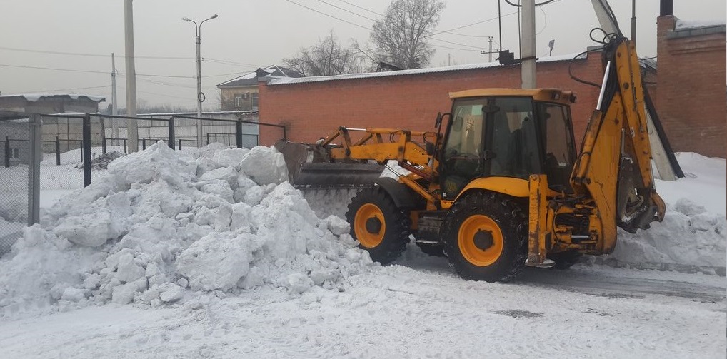Экскаватор погрузчик для уборки снега и погрузки в самосвалы для вывоза в Ленинске