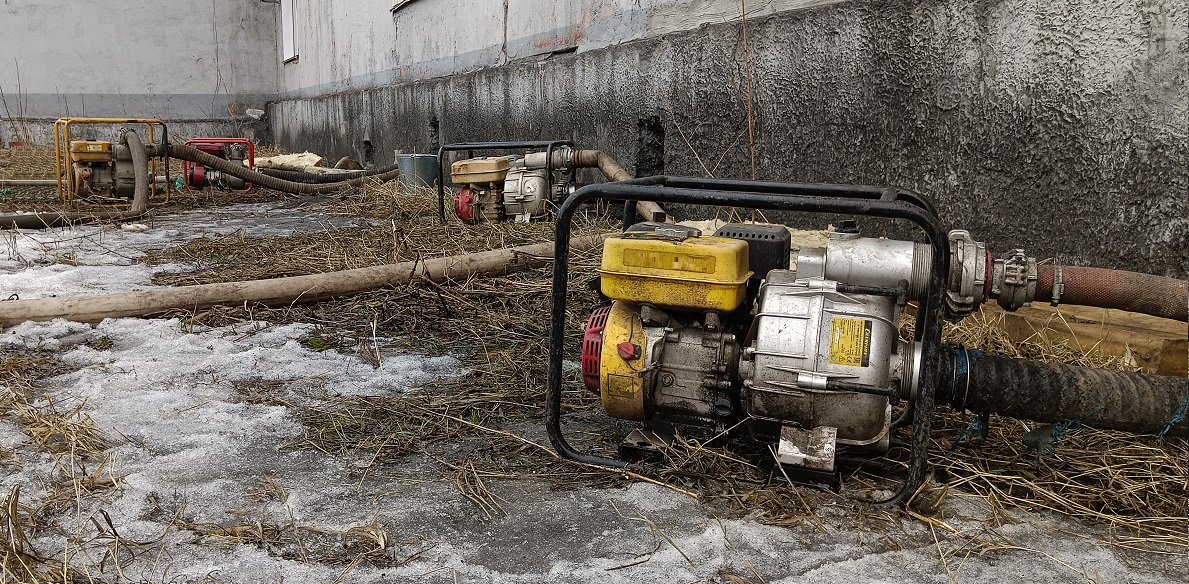 Откачка мотопомпами талой воды из подвала дома в Волгоградской области