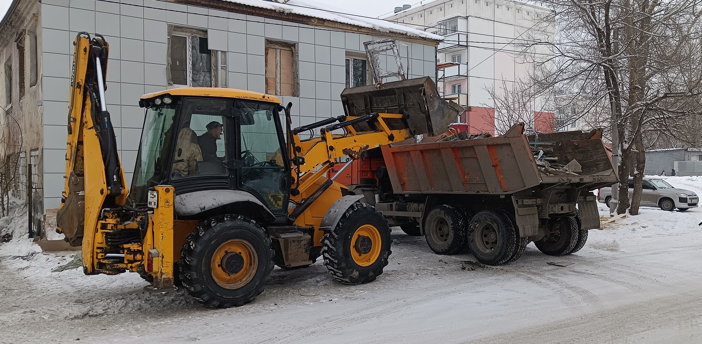 Уборка и вывоз строительного мусора, ТБО с помощью экскаватора и самосвала в Михайловке